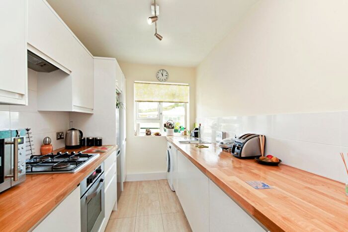 2 Bedroom Flat To Rent In Smithwood Close, London, SW19