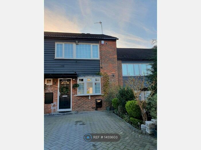 3 Bedroom Terraced House To Rent In Laurel View, London, N12