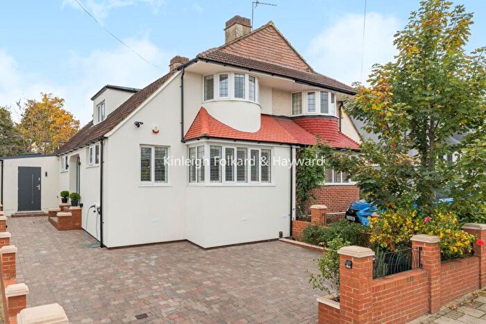 4 Bedroom Semi Detached House For Sale In Treewall Gardens, Kent, BR1