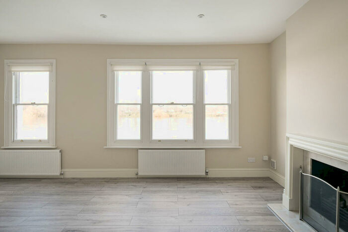 3 Bedroom Flat To Rent In Lonsdale Road, London, SW13