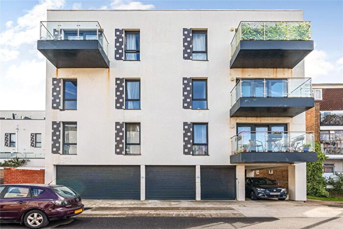 2 Bedroom Flat For Sale In Paragon Grove, Surbiton, KT5