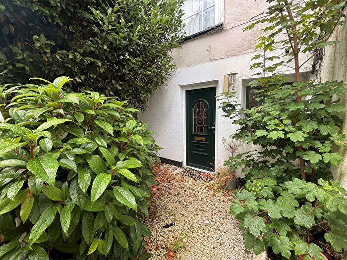 2 Bedroom Flat To Rent In Old Tiverton Road, Exeter, EX4