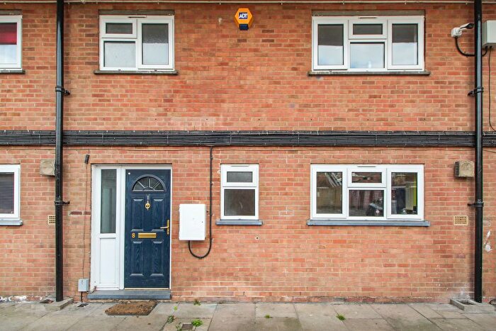 3 Bedroom Flat For Sale In Beauchamp Court, Bedford, MK40