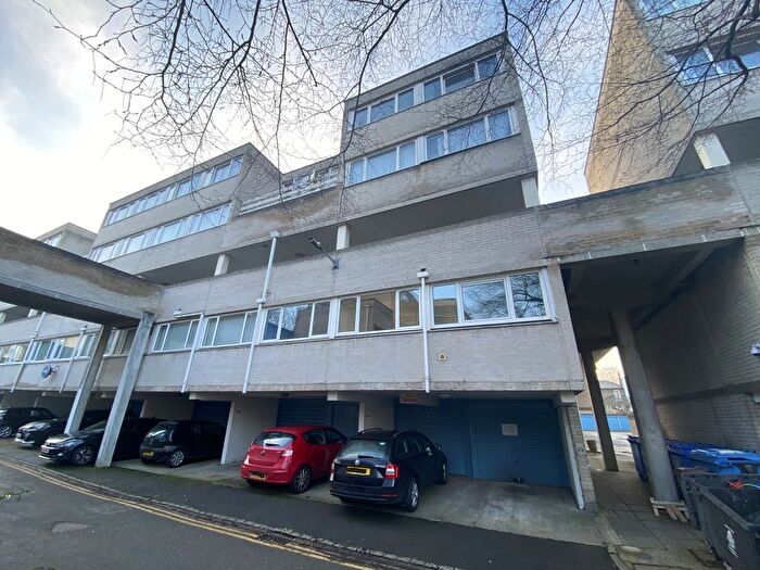 3 Bedroom Flat For Sale In , Mountbatten Square, Windsor, Berkshire, SL4