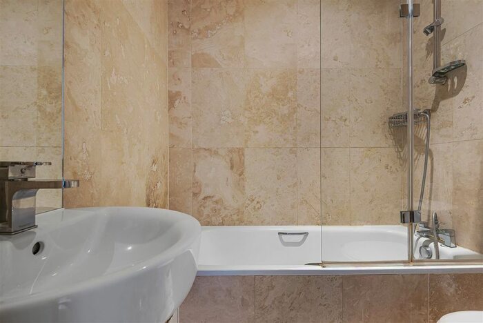 2 Bedroom Flat For Sale In Evelyn Road, Richmond, TW9