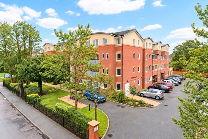2 Bedroom Flat For Sale In Oaktree Court, Addlestone, KT15