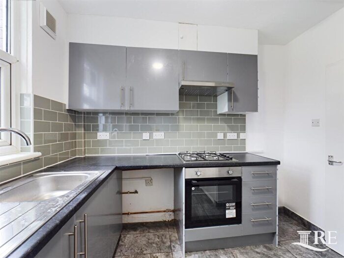 3 Bedroom Flat To Rent In Temple Road, London, NW2