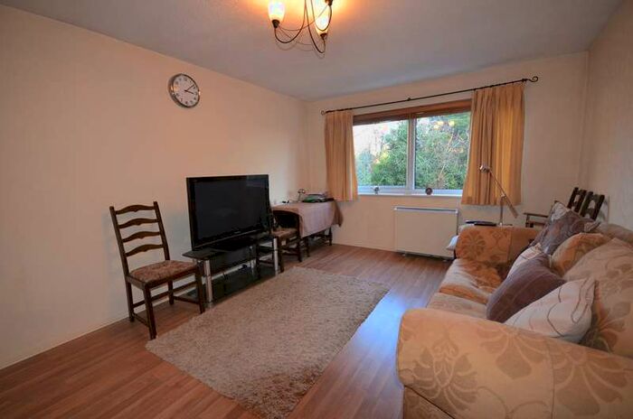 2 Bedroom Flat To Rent In Cavendish Close, Taplow, SL6