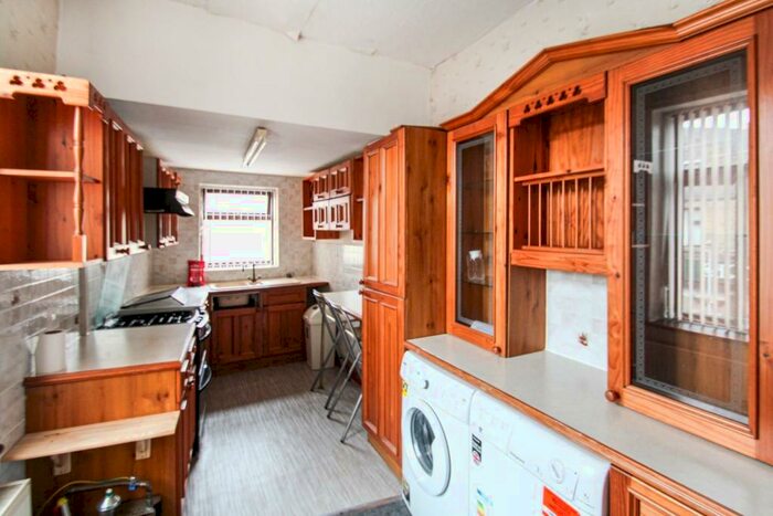 2 Bedroom Flat To Rent In Rugby Place, Bradford, BD7