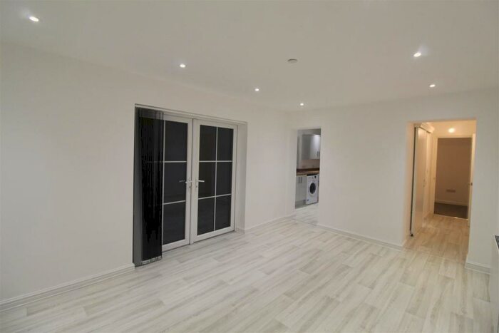 1 Bedroom Flat To Rent In Splott Road, Cardiff, CF24