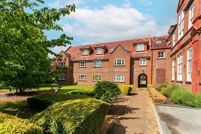 2 Bedroom Flat To Rent In College Yard, Watford, WD24