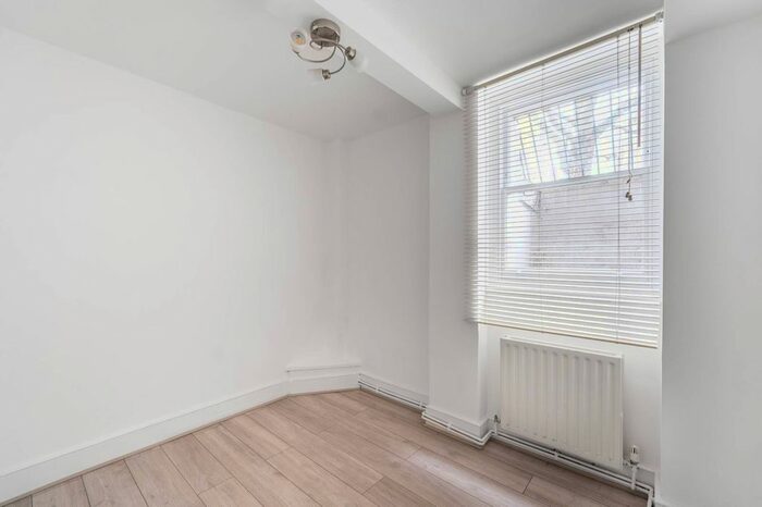 3 Bedroom Flat To Rent In Colville Road, Westbourne Grove, London, W11