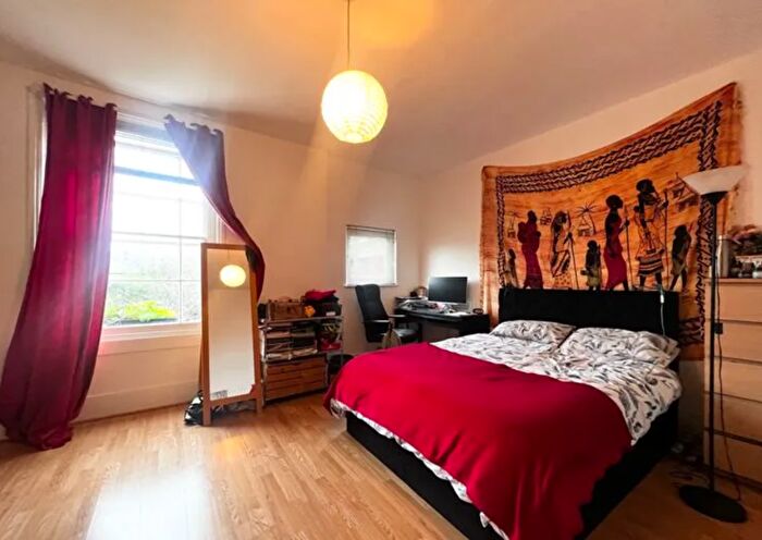 2 Bedroom Flat To Rent In Lorrimore Square, London, SE17