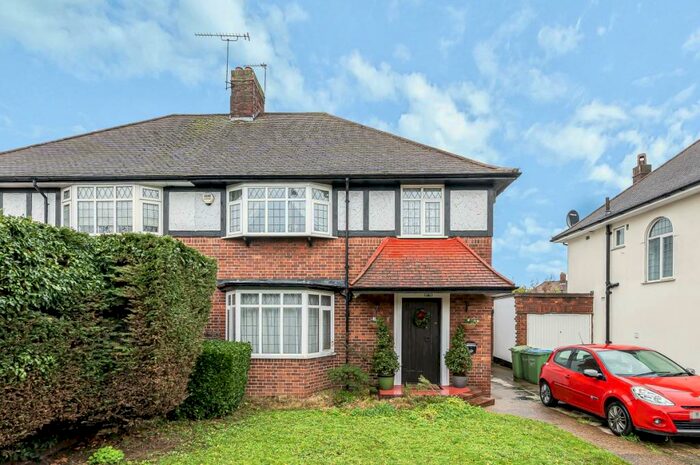 4 Bedroom Semi-Detached House To Rent In Westhorne Avenue London, SE9