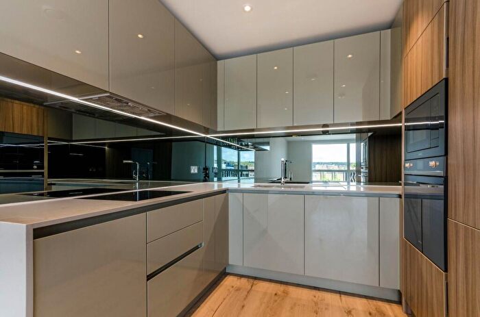 2 Bedroom Flat To Rent In Smithfield Square, Hornsey, London, N8
