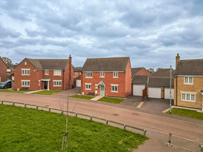 3 Bedroom Detached House For Sale In Samphrey Close, Hinckley, LE10