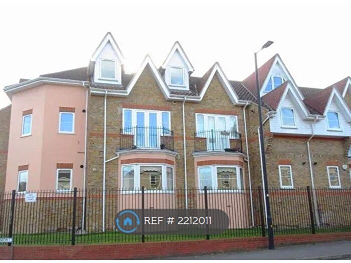 2 Bedroom Flat To Rent In Clayswell Court, Hockley, SS5