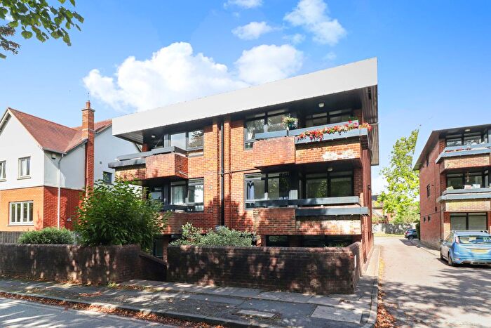 2 Bedroom Flat For Sale In Carlisle Avenue, St Albans, AL3