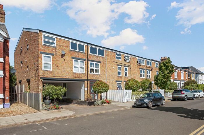 2 Bedroom Flat For Sale In Pelham Road, London, SW19