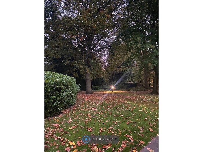 3 Bedroom Flat To Rent In Lloyd Square, Birmingham, B15