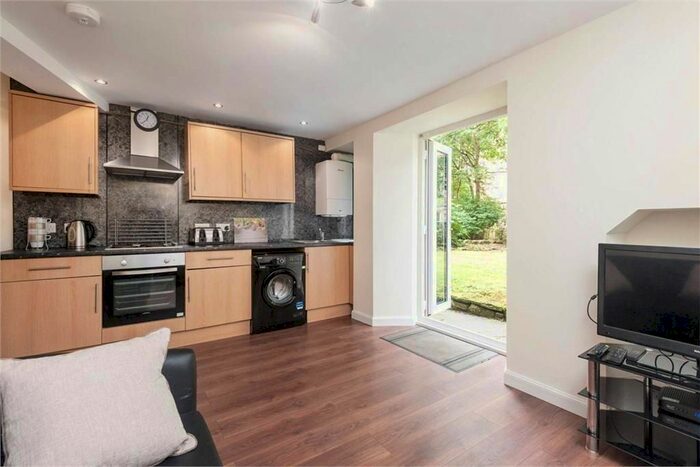 2 Bedroom Flat To Rent In Dalry Road, Edinburgh, EH11