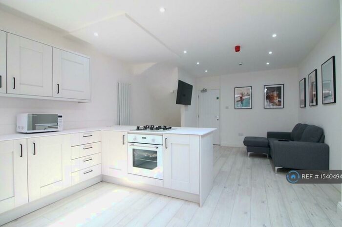 5 Bedroom Semi-Detached House To Rent In Fingland Road, Liverpool, L15