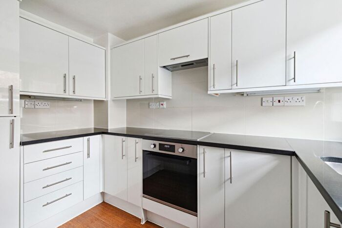 4 Bedroom Flat To Rent In Salisbury Place, London, SW9