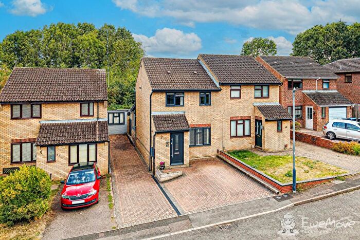 3 Bedroom Semi Detached House For Sale In Dreyer Close, Rugby, CV22