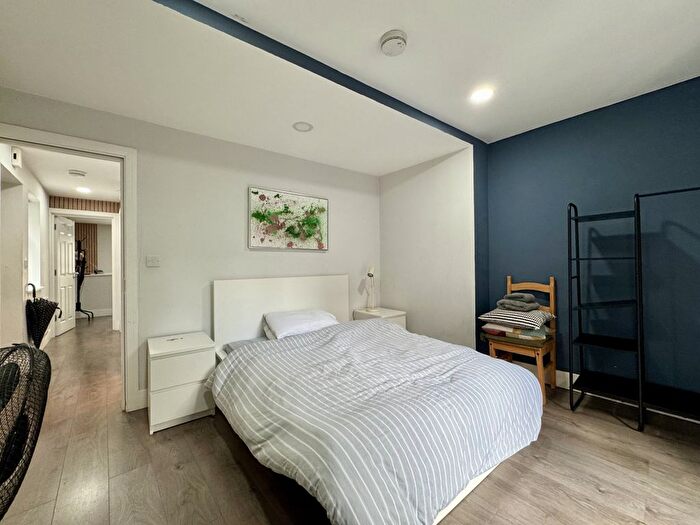 1 Bedroom Flat To Rent In Queens Crescent, Kentish Town, NW5
