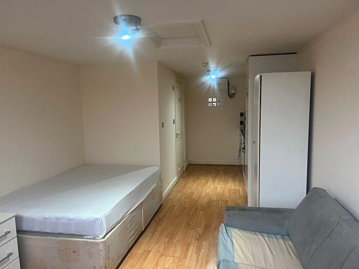 Studio To Rent In E Mill Gardens, - Mill Street, Luton, LU1