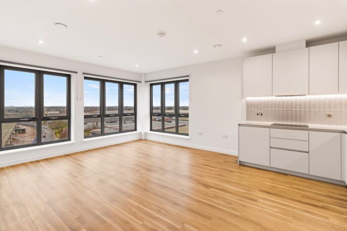 3 Bedroom Flat To Rent In Lyons Dock, Grenan Square, Greenford, UB6