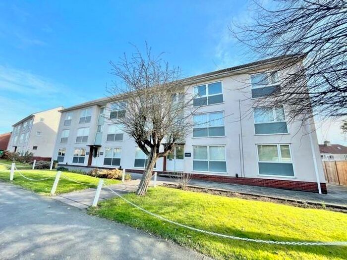 2 Bedroom Flat To Rent In Cairns Court, Westbury Park, Bristol, BS6