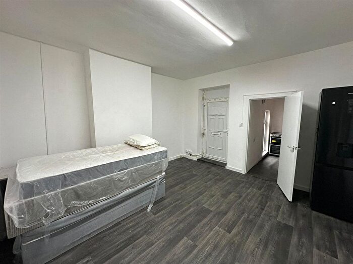1 Bedroom Flat To Rent In Flat Above, Lees Road, Oldham, OL4
