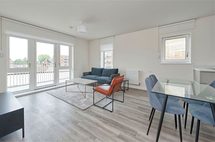 2 Bedroom Flat To Rent In Iris House, Plum Mews, London, SW17