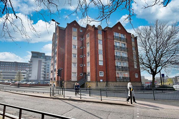 2 Bedroom Flat For Sale In Grantavon House, Brayford Wharf East, Lincoln, LN5