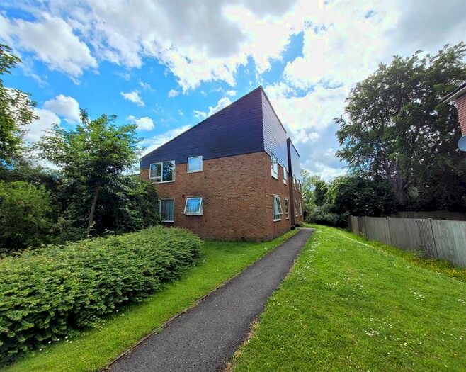 2 Bedroom Flat To Rent In Rectory Close, Bracknell, RG12
