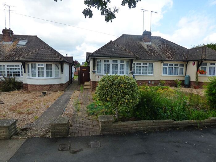 2 Bedroom Bungalow To Rent In Half Moon Lane, Dunstable, LU5