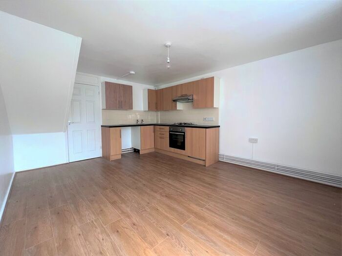 3 Bedroom Flat To Rent In Shelbourne House, London, N19