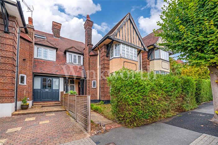 6 Bedroom Semi-Detached House For Sale In Dunstan Road, London, NW11