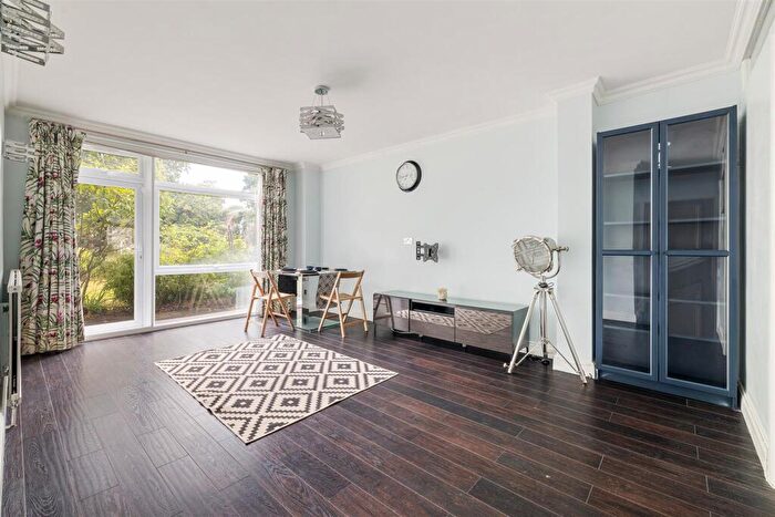 2 Bedroom Apartment For Sale In Woodford Road, South Woodford, E18