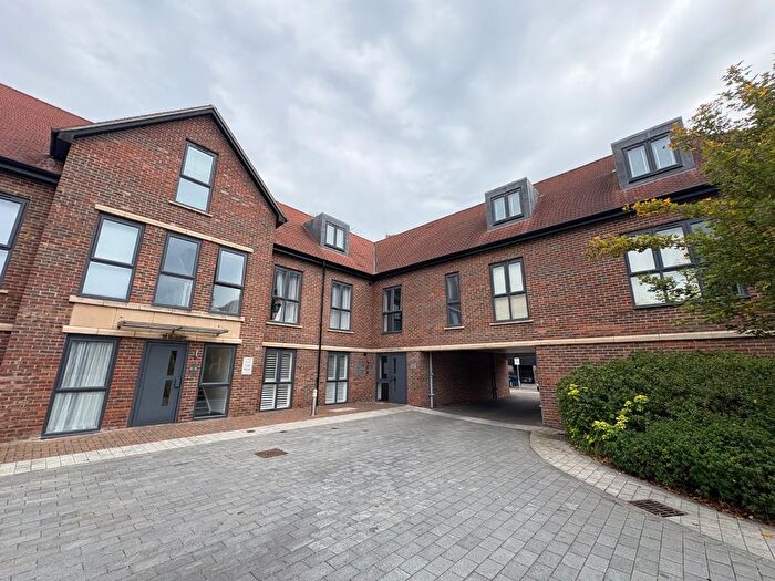 1 Bedroom Flat To Rent In Ely House, Frances Drive, Dunstable, Bedfordshire, LU6