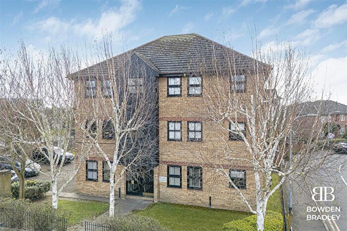 1 Bedroom Flat To Rent In Manford Way, Chigwell, IG7