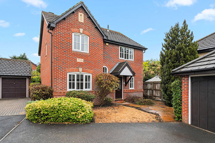 4 Bedroom Detached House For Sale In Pannells Close, Chertsey, KT16