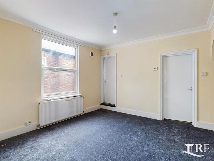 3 Bedroom Flat To Rent In Temple Road, London, NW2