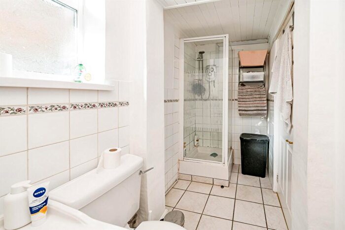 3 Bedroom End Of Terrace House For Sale In Lower Cippenham Lane, Slough, SL1