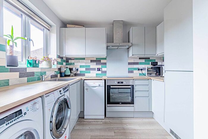 1 Bedroom Flat To Rent In Pirton Court, Great Road, Hemel Hempstead, Hertfordshire, HP2