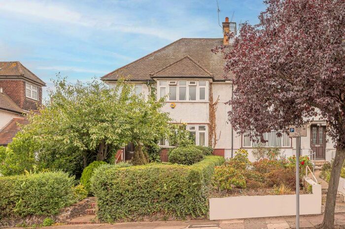 3 Bedroom House To Rent In Ridge Hill, Golders Green, London, NW11