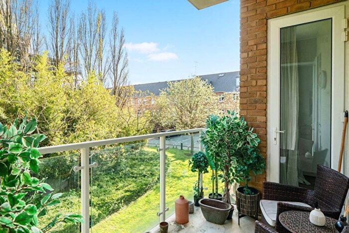 1 Bedroom Flat For Sale In Melliss Avenue, Kew, Richmond, TW9