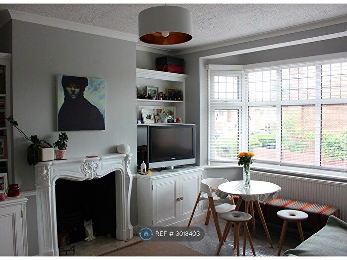 3 Bedroom Maisonette To Rent In Porch Way, London, N20