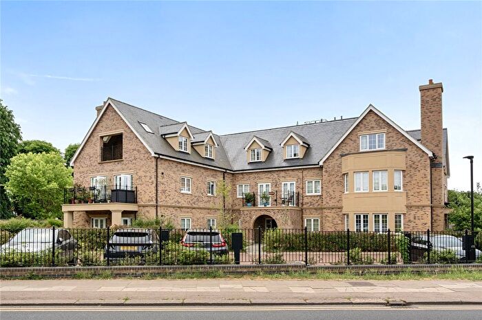 3 Bedroom Flat For Sale In The Ridgeway, Enfield, EN2